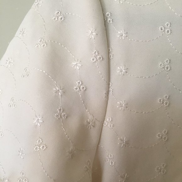 Eyelet T-shirt in a buttery cream color - Picture 2 of 3